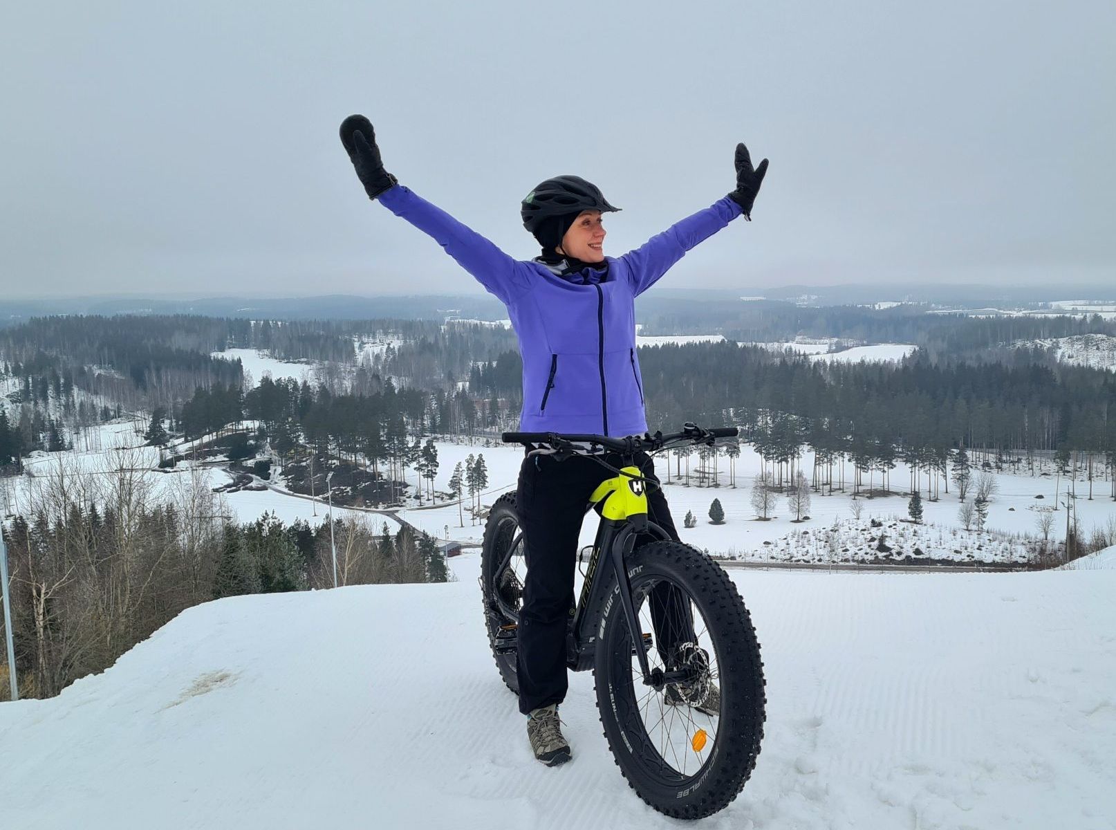 nainen fatbiken kanssa talvella