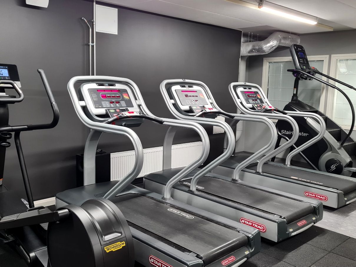 kolme juoksumattoa vierekkain