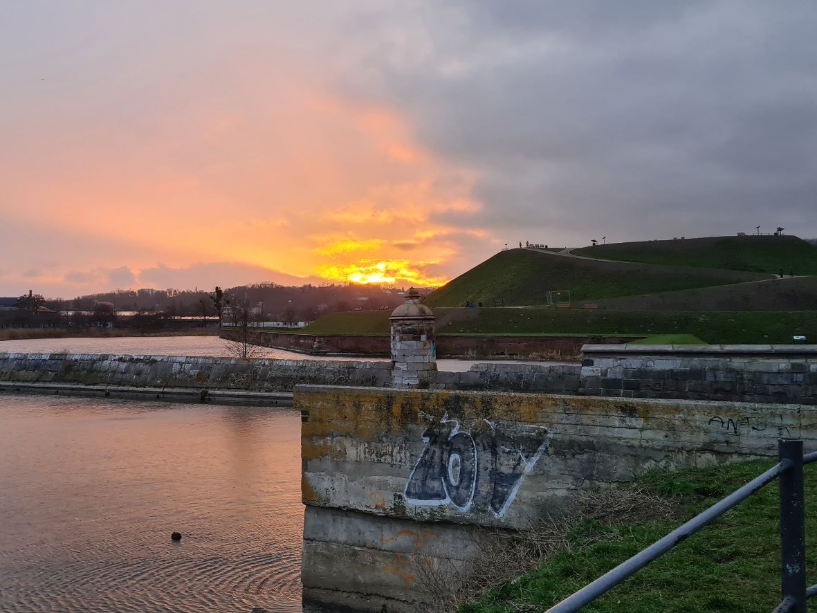 aurinko laskee linnoituksen taakse gdanskissa