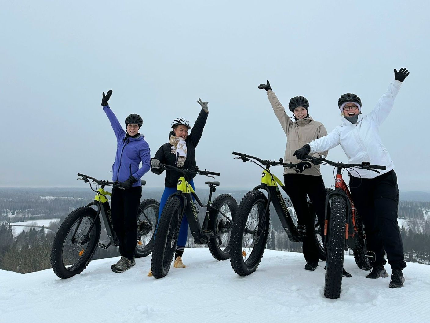 nelja talvipyorailijaa tuulettaa