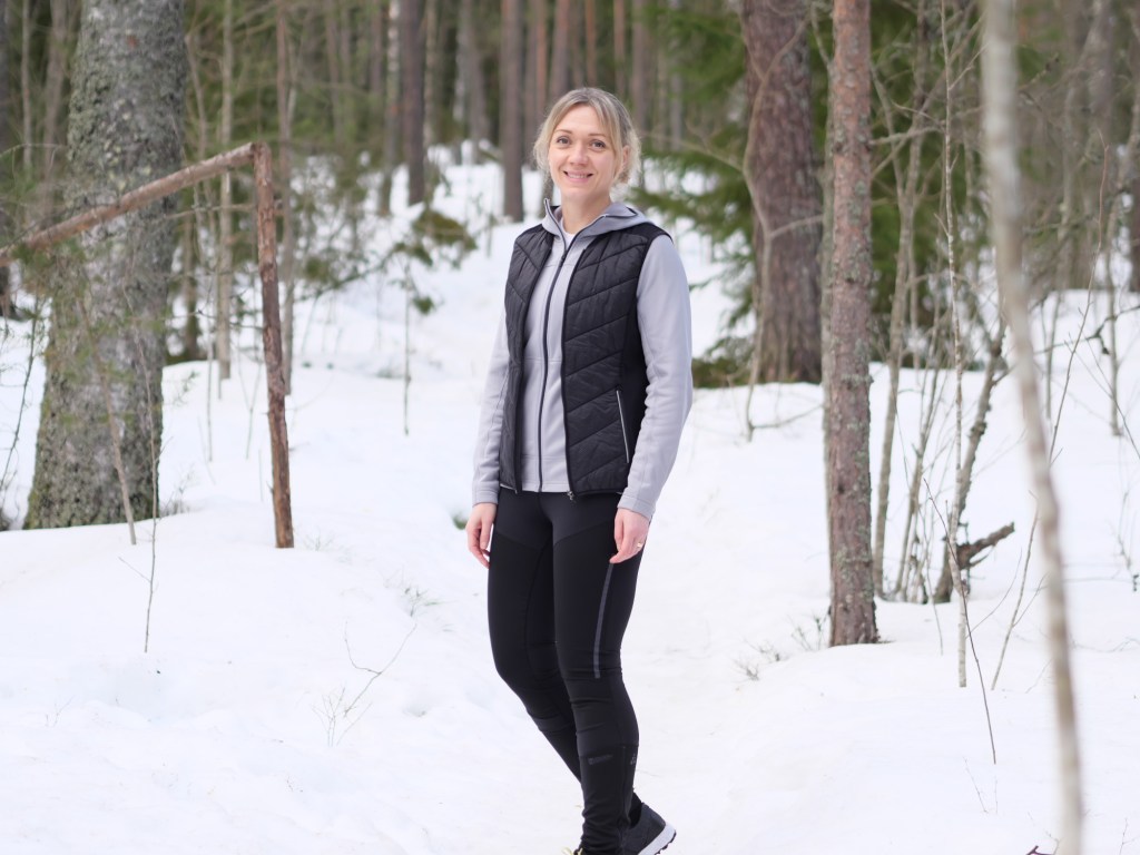 juoksija talvella metsassa