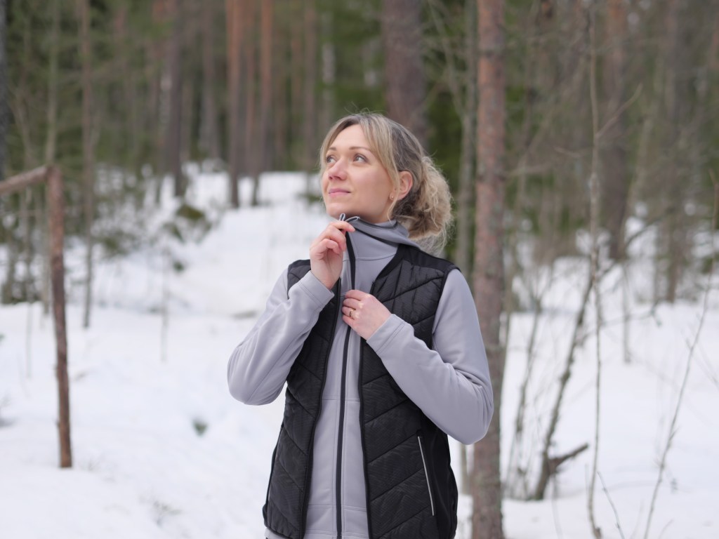 juoksija talvisessa metsassa