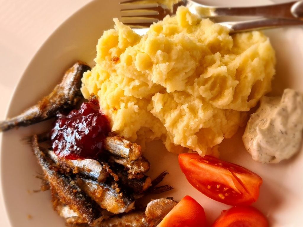 paistetut muikut ja perunamuusi