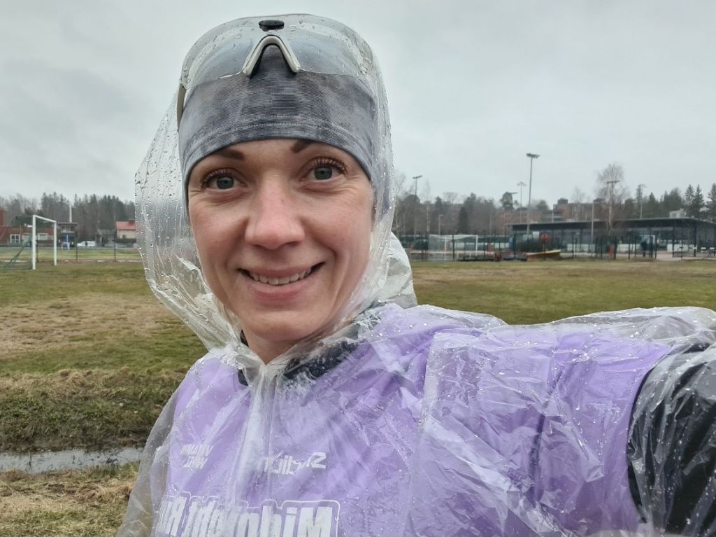 kertakayttosadetakki juoksijan paalla