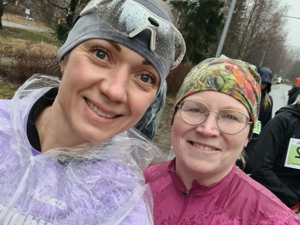 kaksi juoksijaa puolimaratonin lahtoalueella