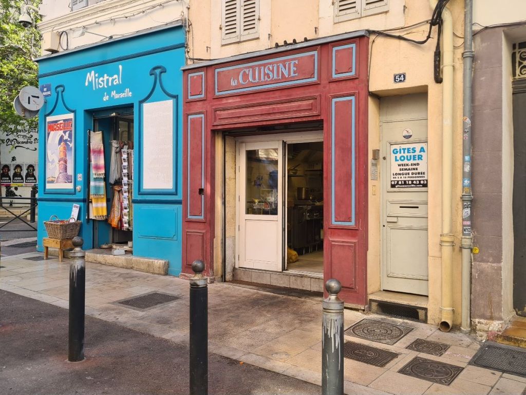 matkamuistomyymala le panierin kaupunginosassa marseillessa