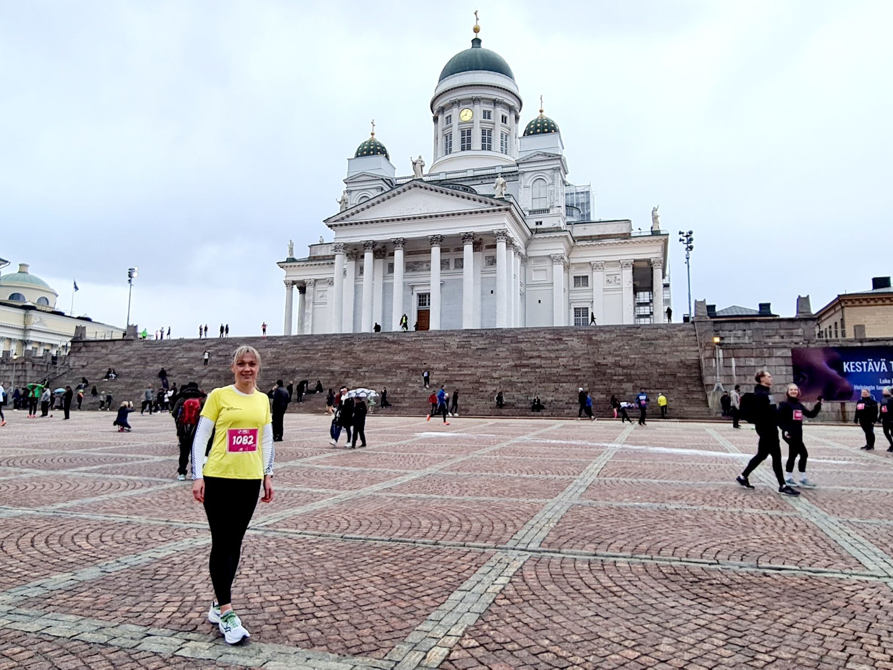 juoksija seisoo helsingin tuomiokirko edessa ennen juoksutapahtuman alkua