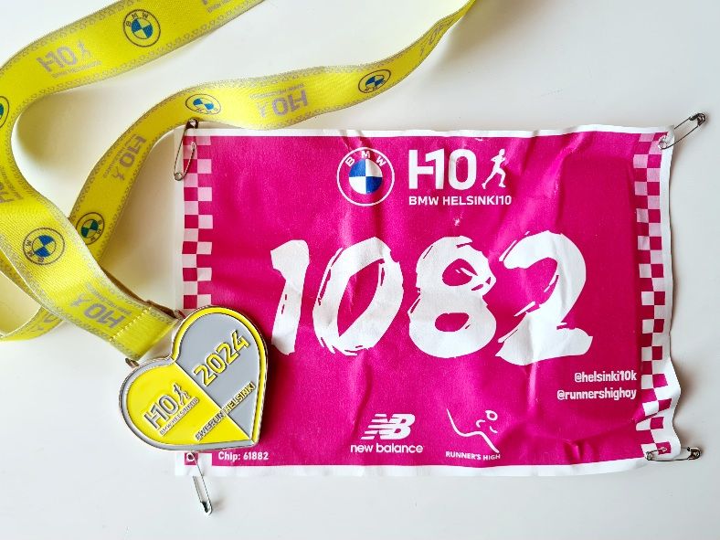 juoksutapahtuman osallistujamitali ja numerolappu