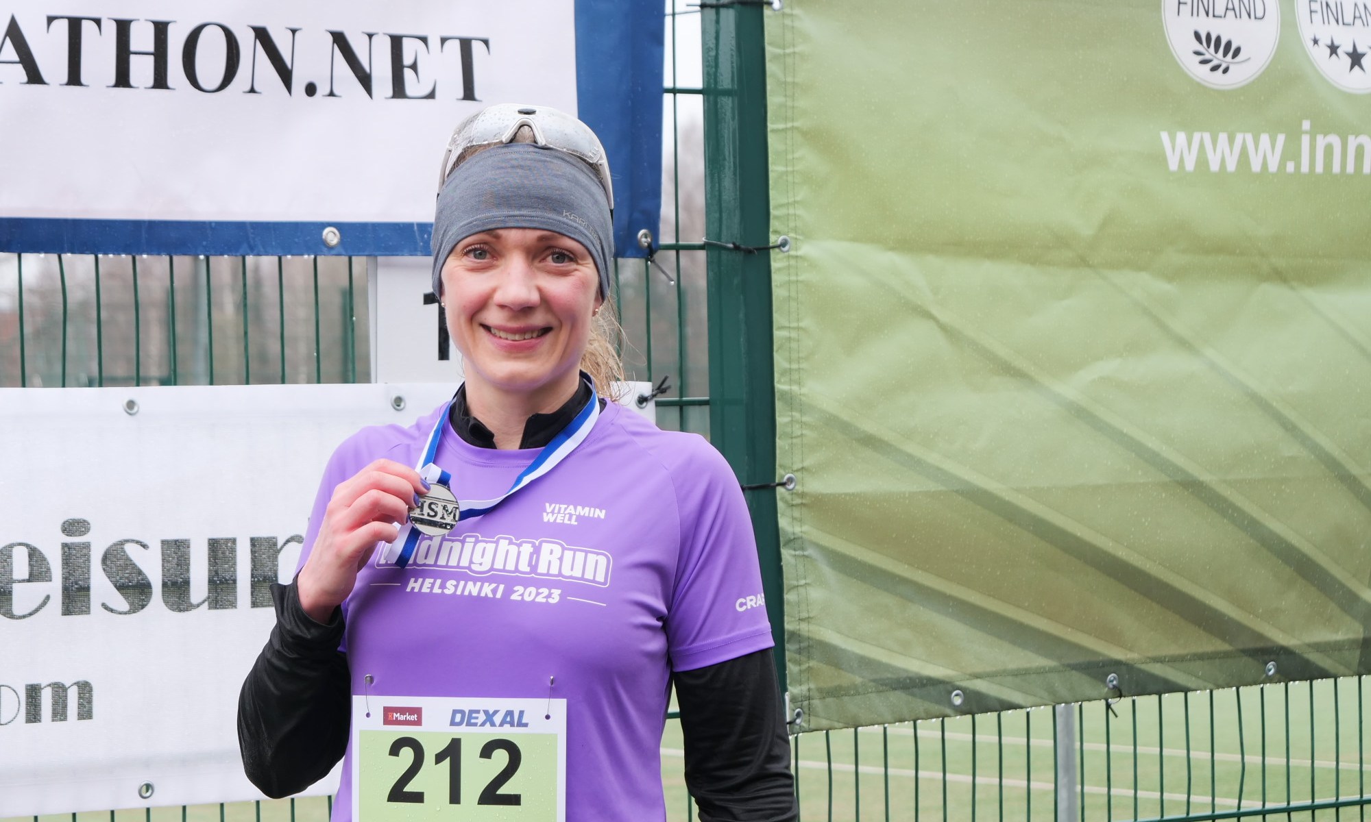 ojuoksija helsinki spring marathonin osallistujamitali kaulassa