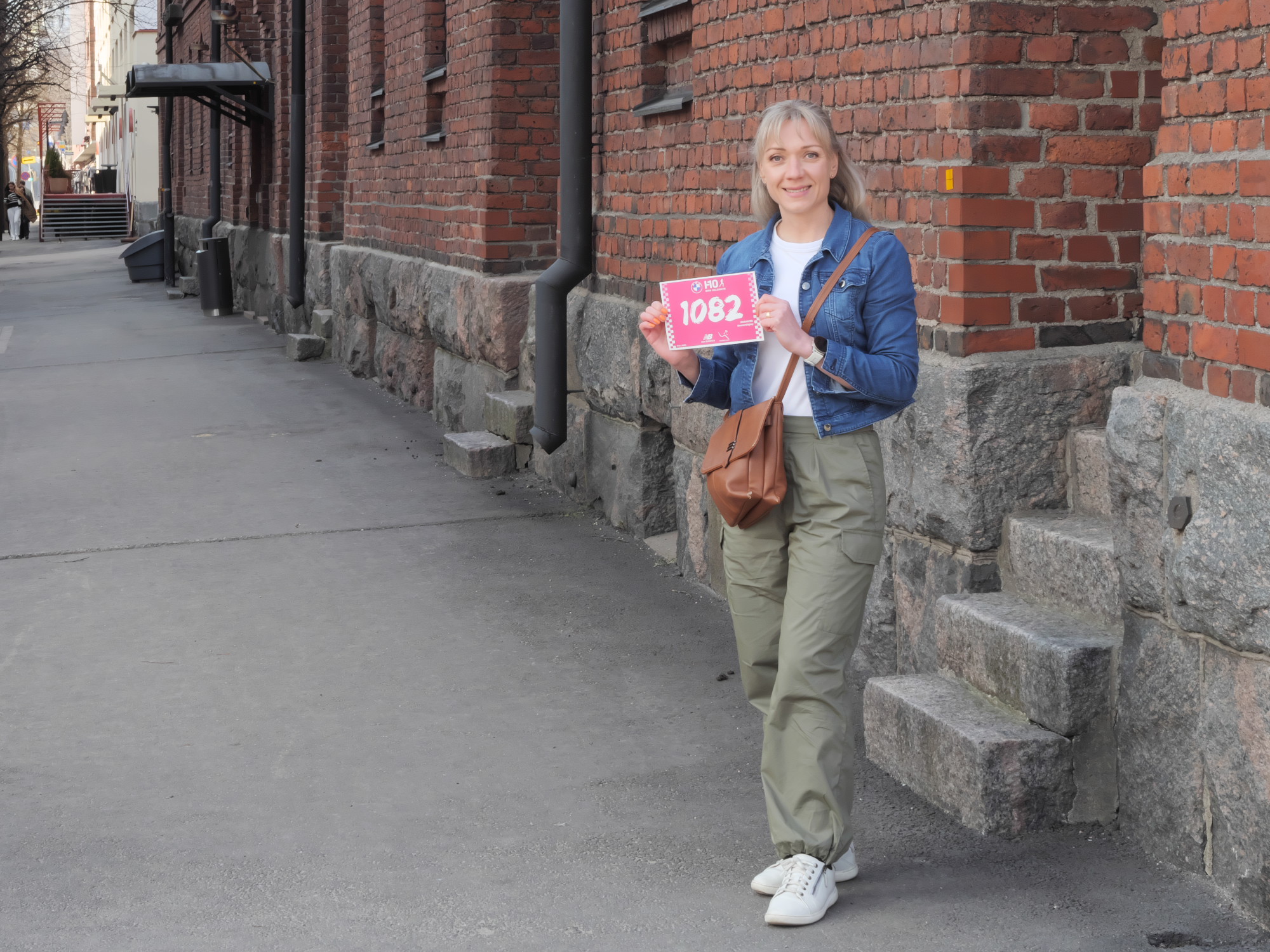 nainen seisoo vanhan tiilimakasiinin edessa helsingin katajanokalla