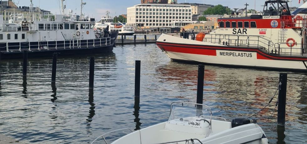 veneita kauppatorin edustalla helsingissa