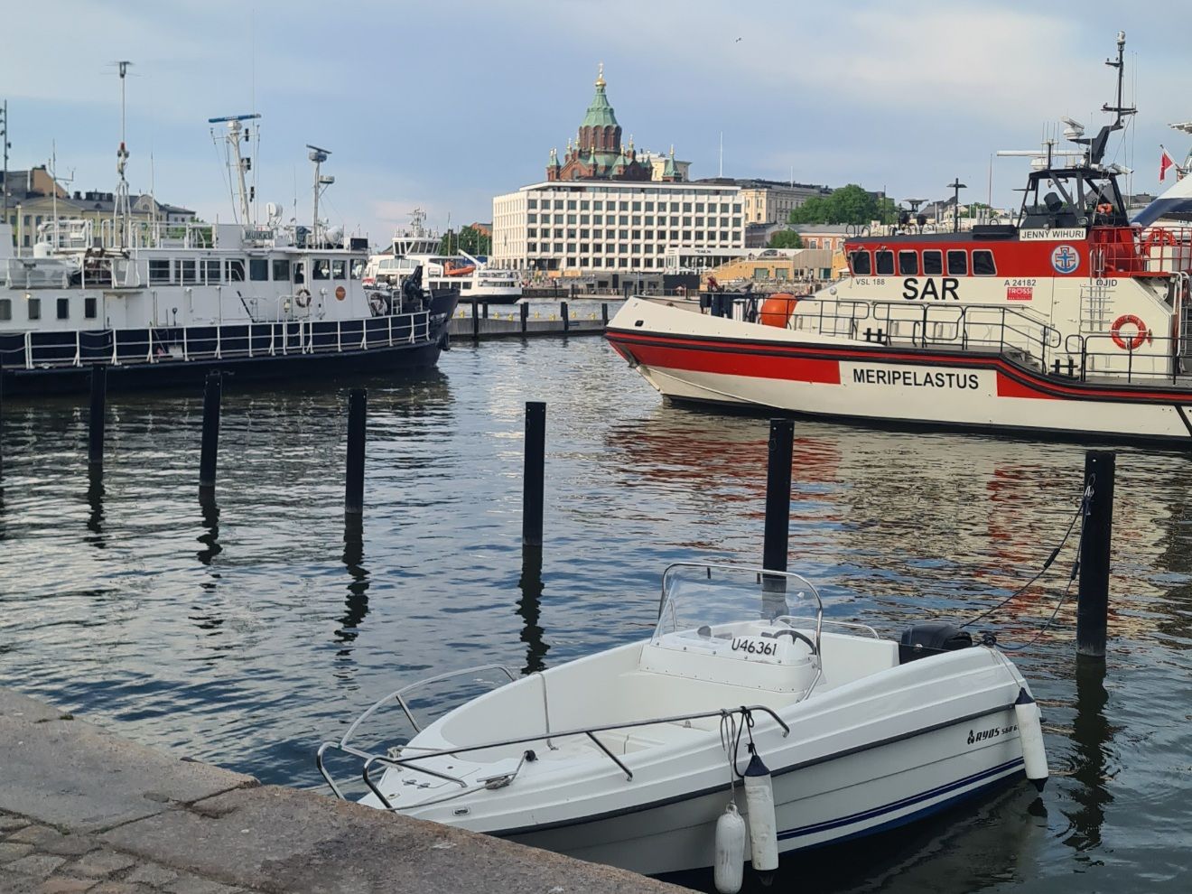 veneita kauppatorin edustalla helsingissa