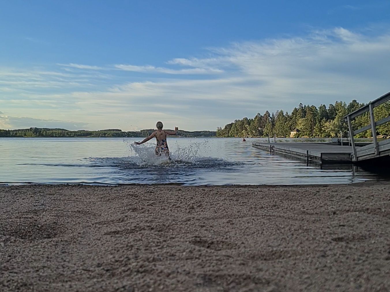 uimari menossa uimaan jarveen