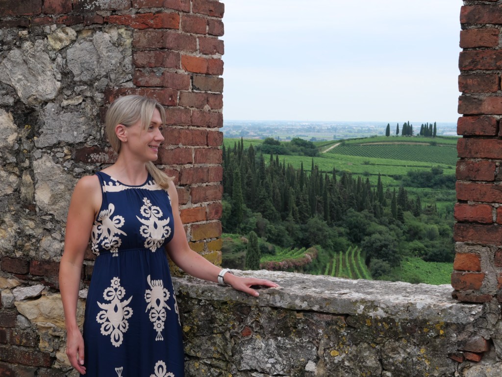 nainen katselee sypresseja