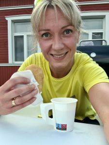 juoksija kisan jalkeen munkki kadessaan