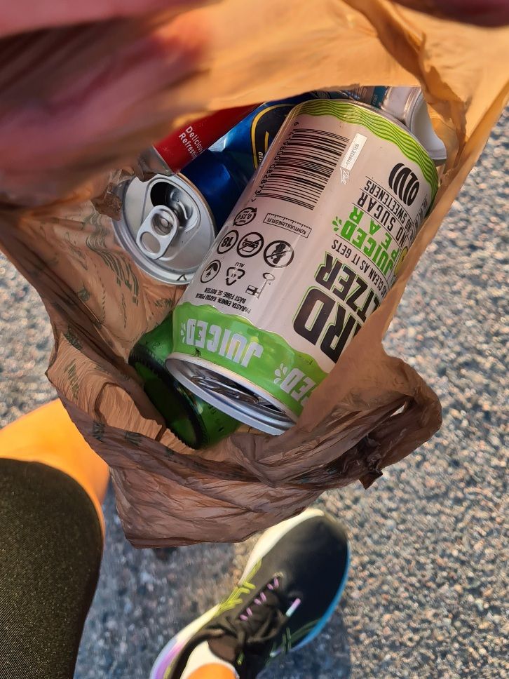 tyhjia juomatolkkeja pussissa