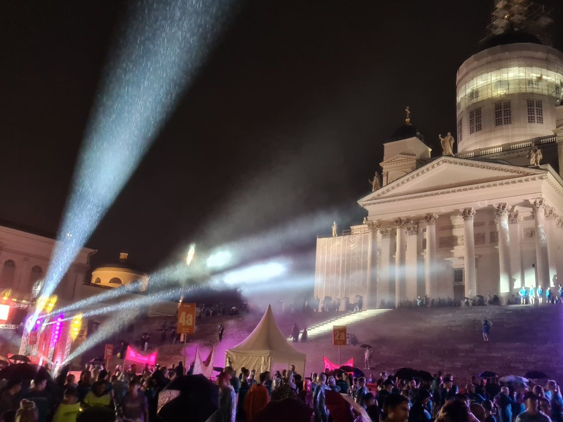 suurkirkko sateisena iltana