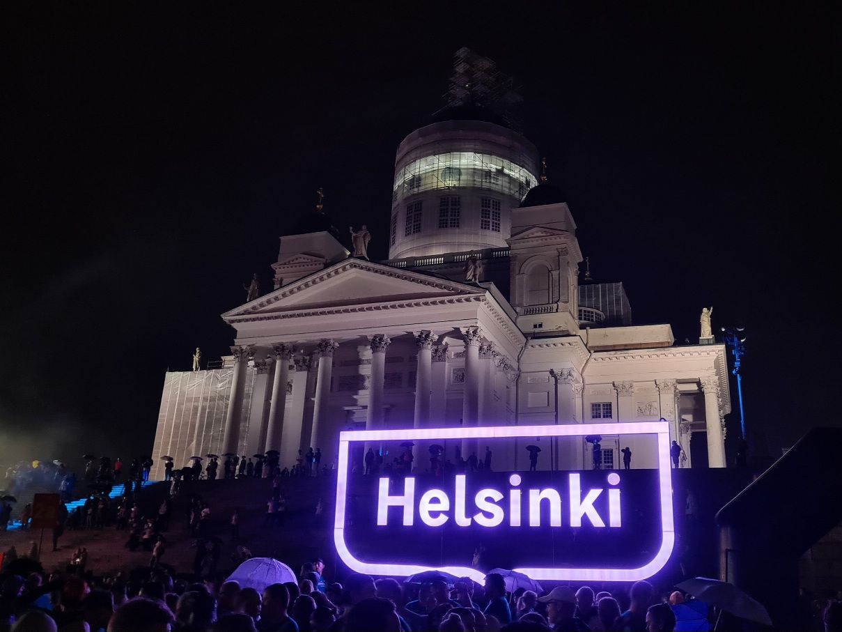 helsinki kyltti senaatintorilla