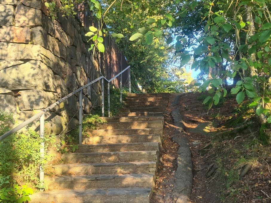 stone steps in munkkiniemi helsinki