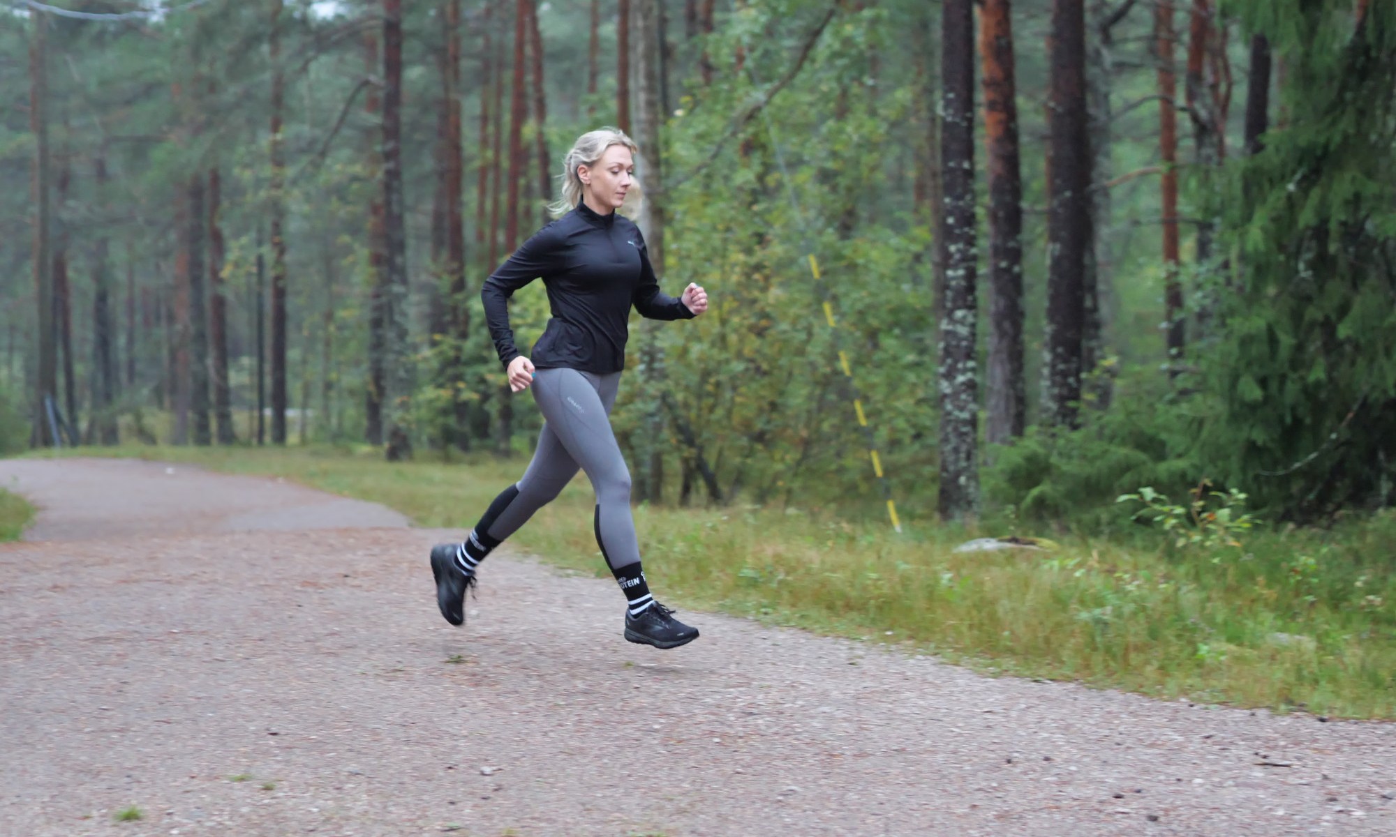 nainen juoksee kuntoradalla syksylla