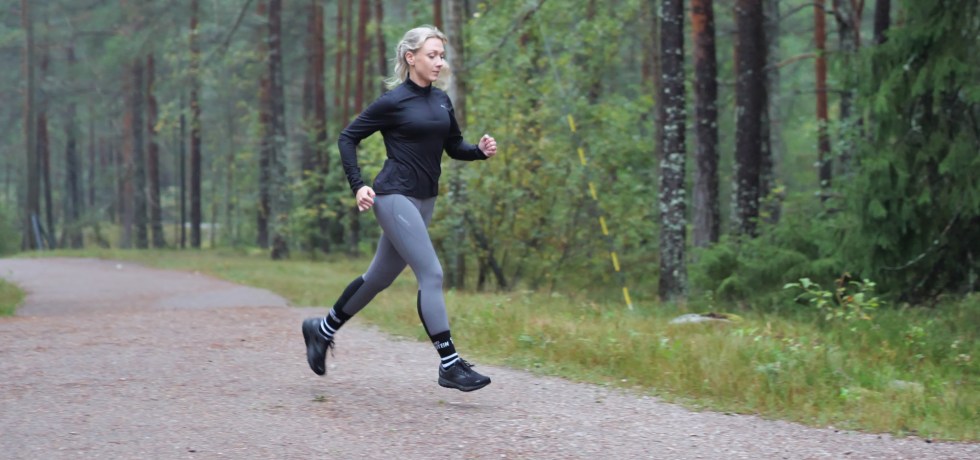 nainen juoksee kuntoradalla syksylla