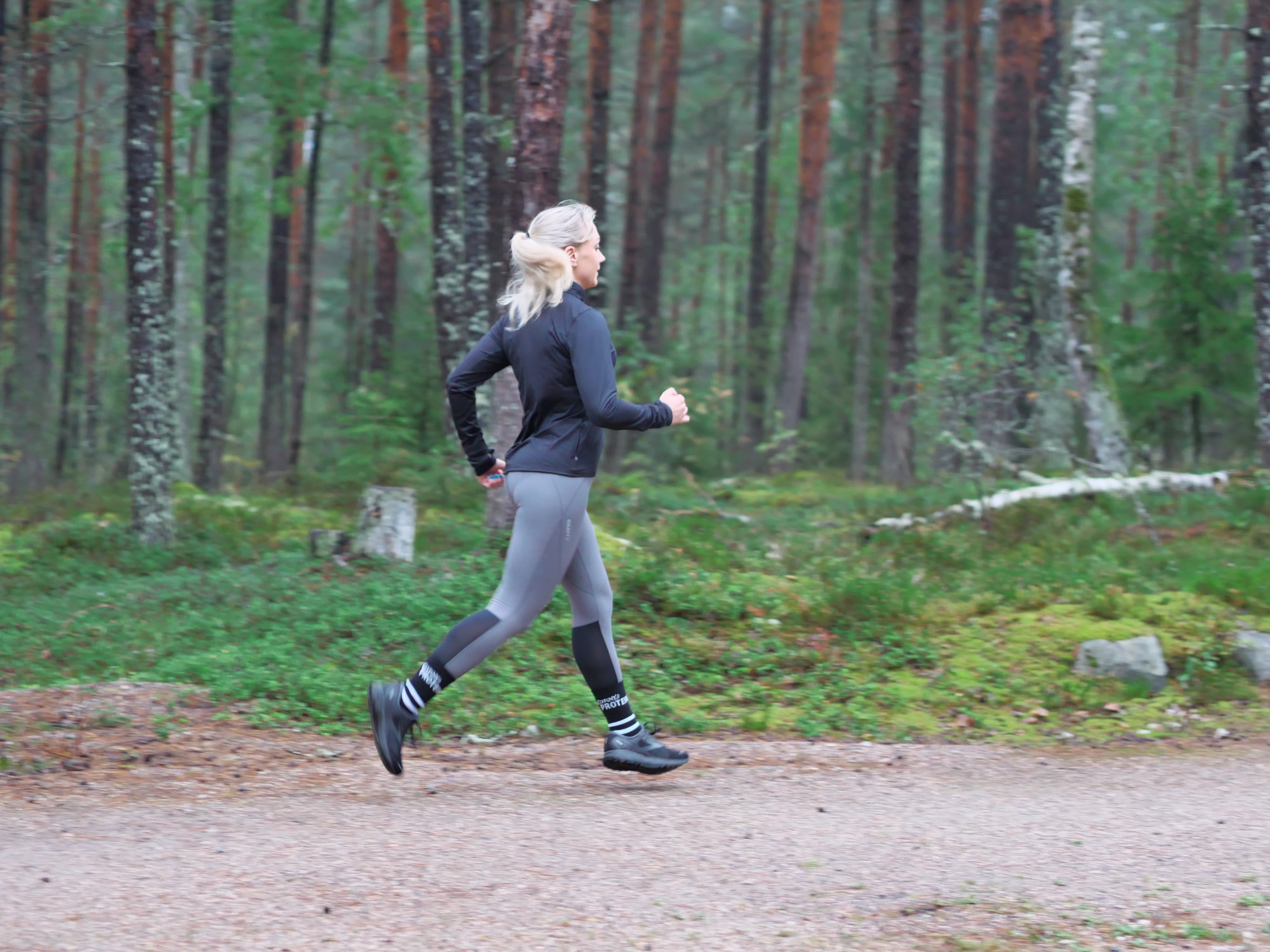 juoksija mustaharmaissa vaatteissa