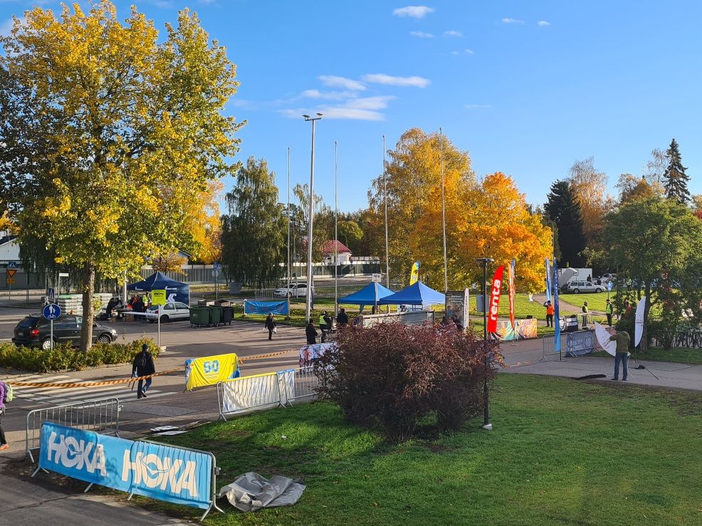 aurinko paistaa lokakuussa tikkurilan urheilupuistossa