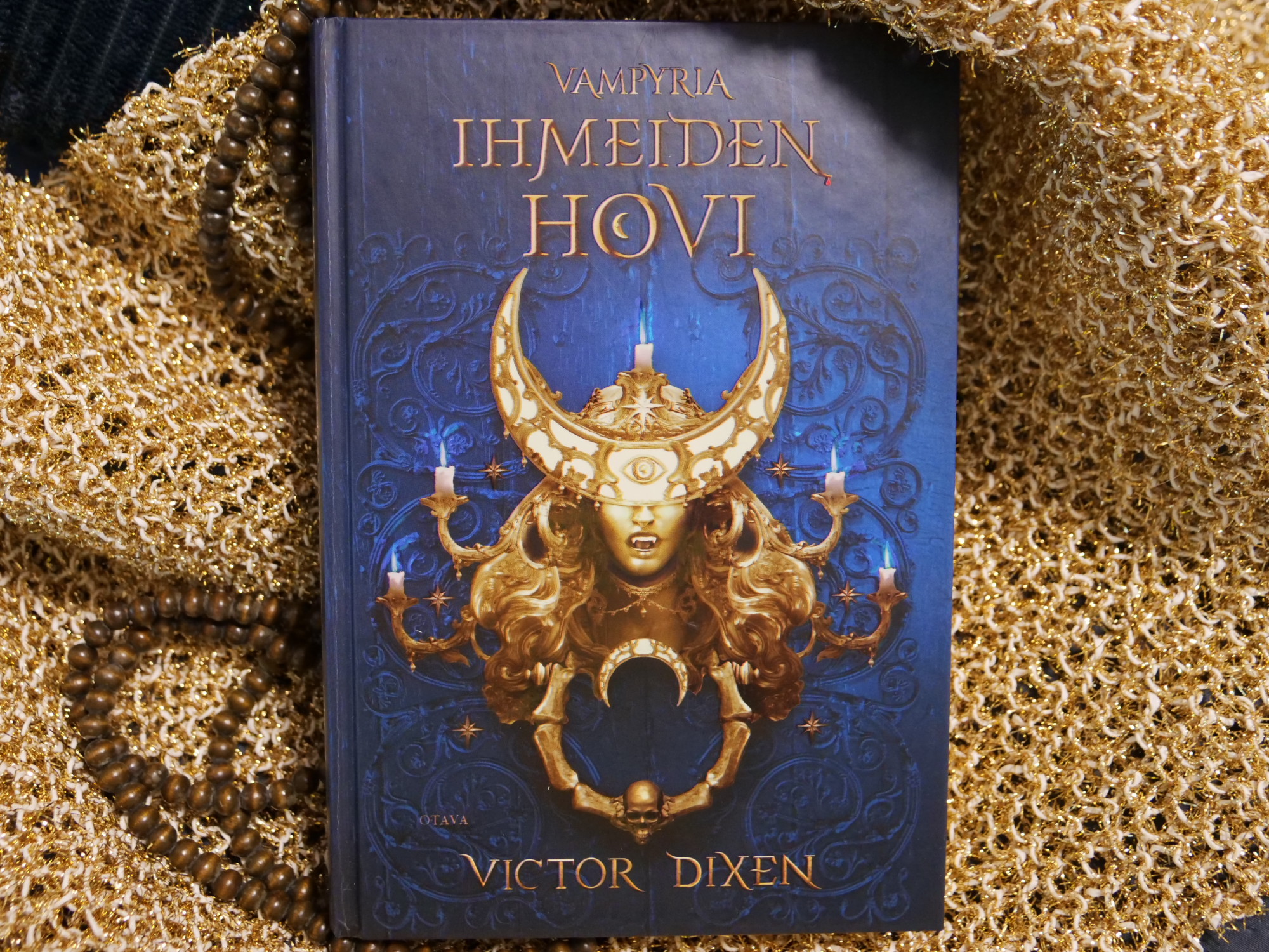 ihmeiden hovi kirjan kansi