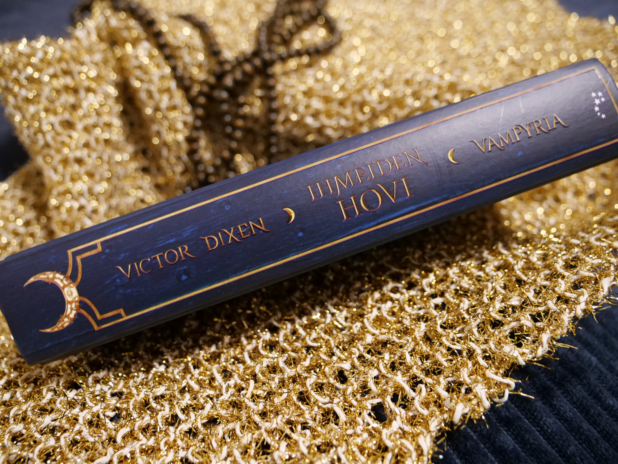 ihmeiden hovi kirjan selkamys