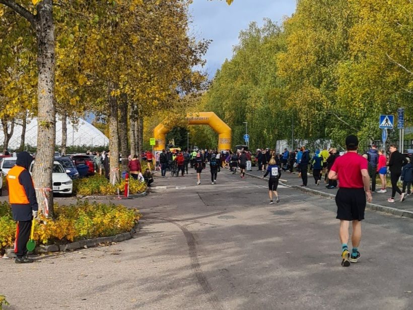 juoksijoita kavelemassa kohti vantaan maratonin lahtoporttia