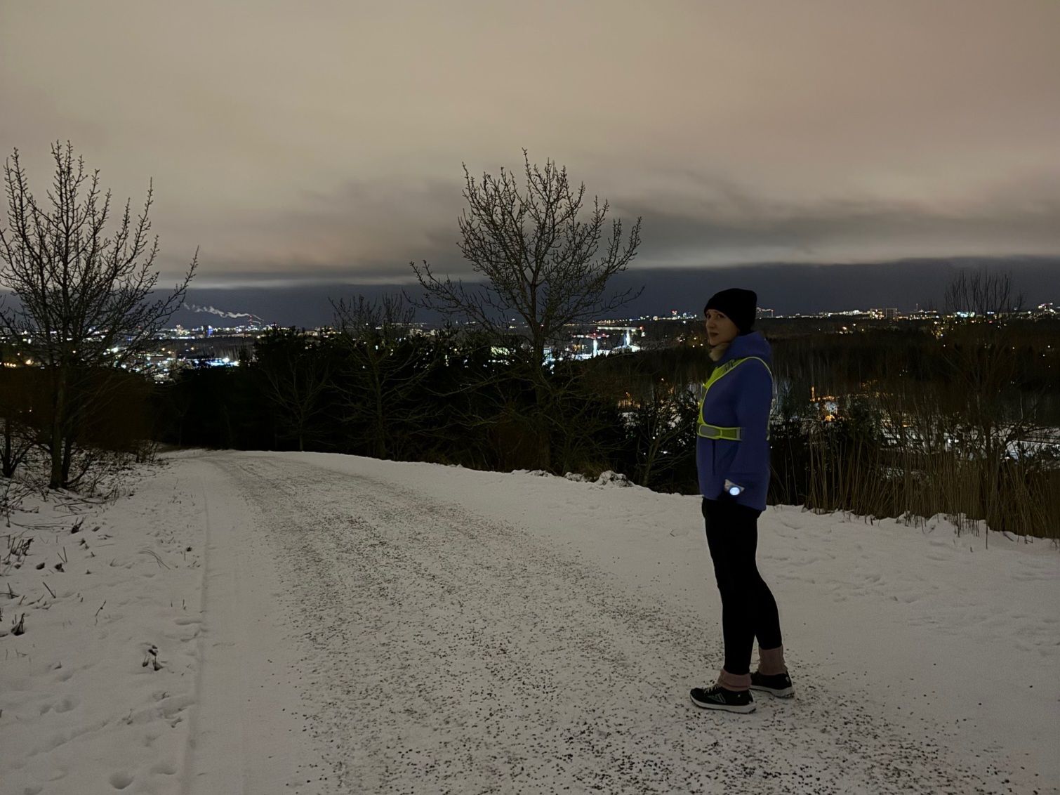 juoksija talvella heijastinliivi paallaan