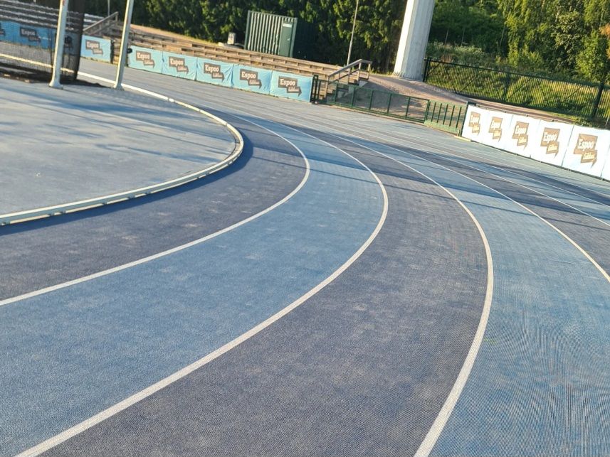 sininen mondopaallysteinen juoksurata leppavaaran stadionilla