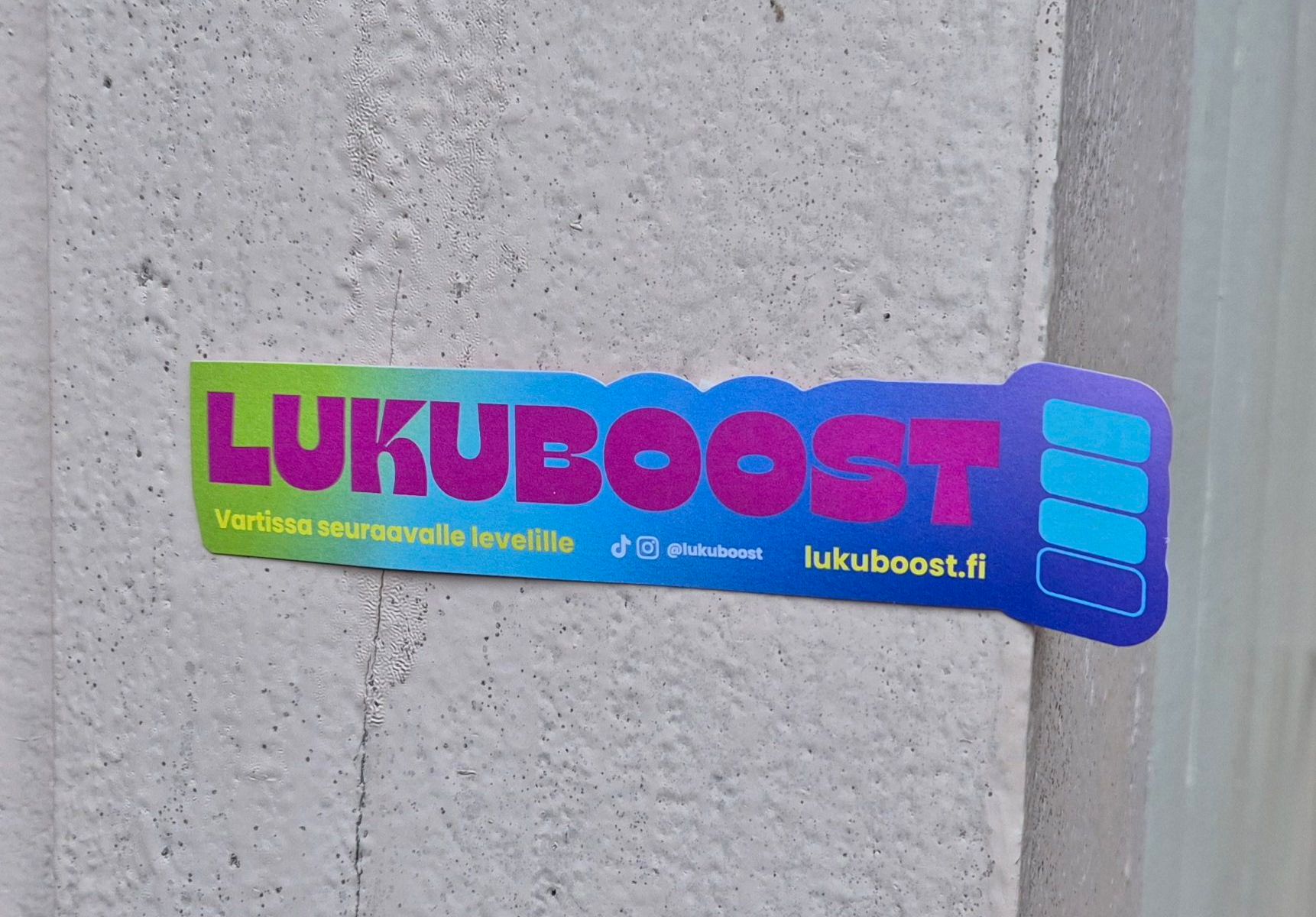 kirjanmerkki jossa lukee lukuboost