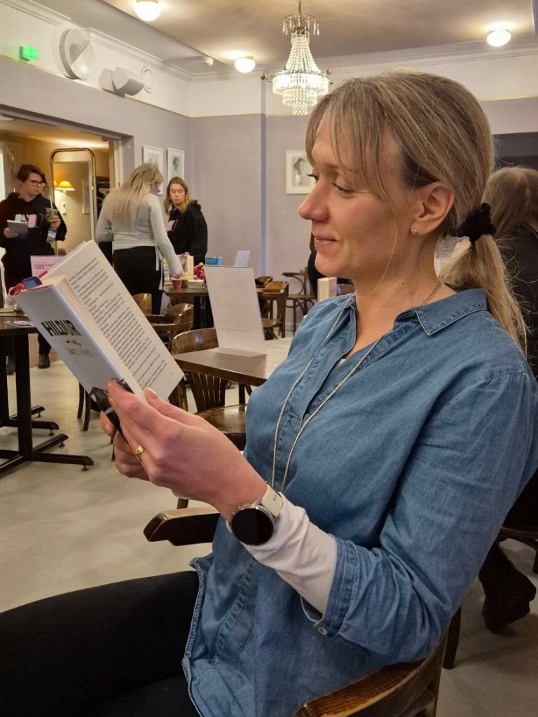nainen lukee satu ramon hildur kirjaa