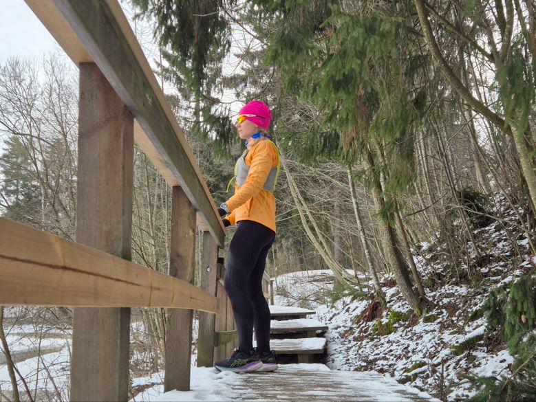 juoksija nojaa sillankaiteeseem