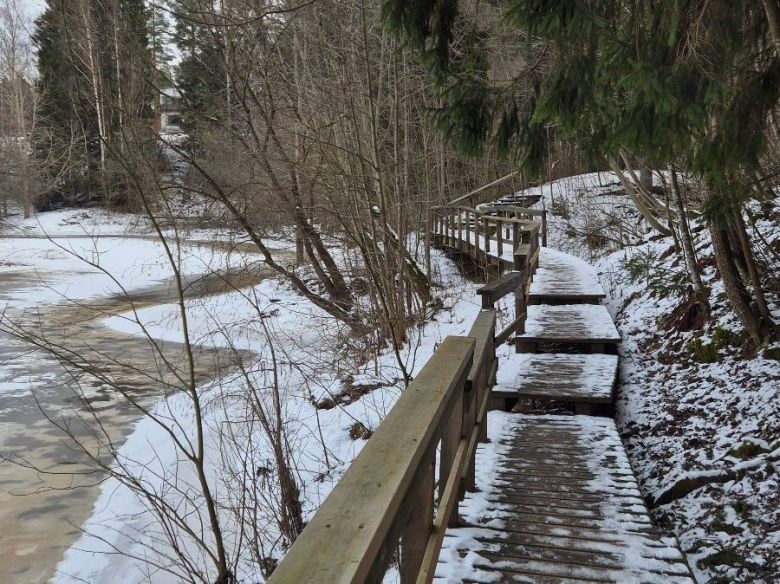 vantaankosken vieressa kulkeva luontopolku