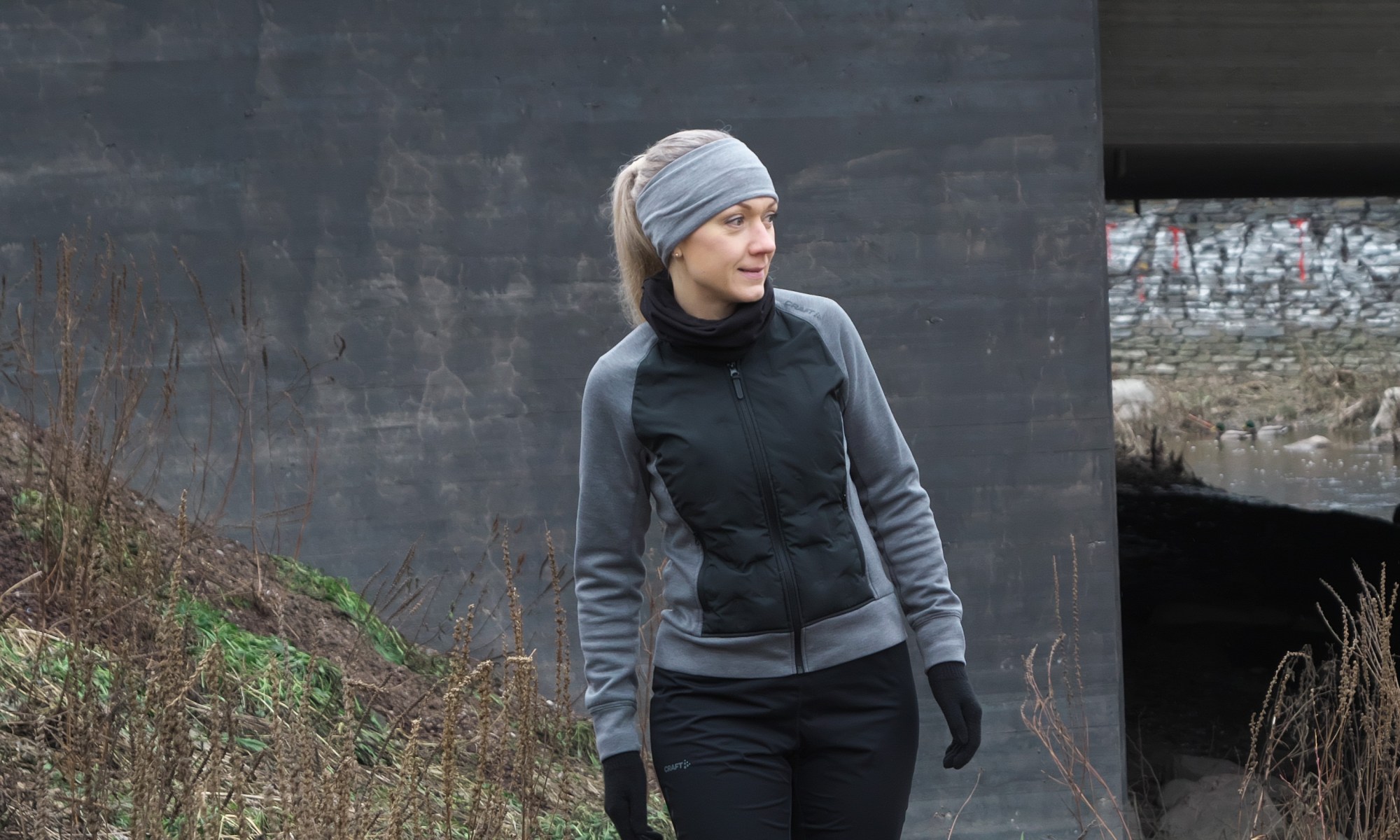 juoksija kavelee harmaan taustan edessa