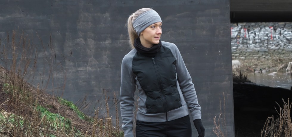 juoksija kavelee harmaan taustan edessa