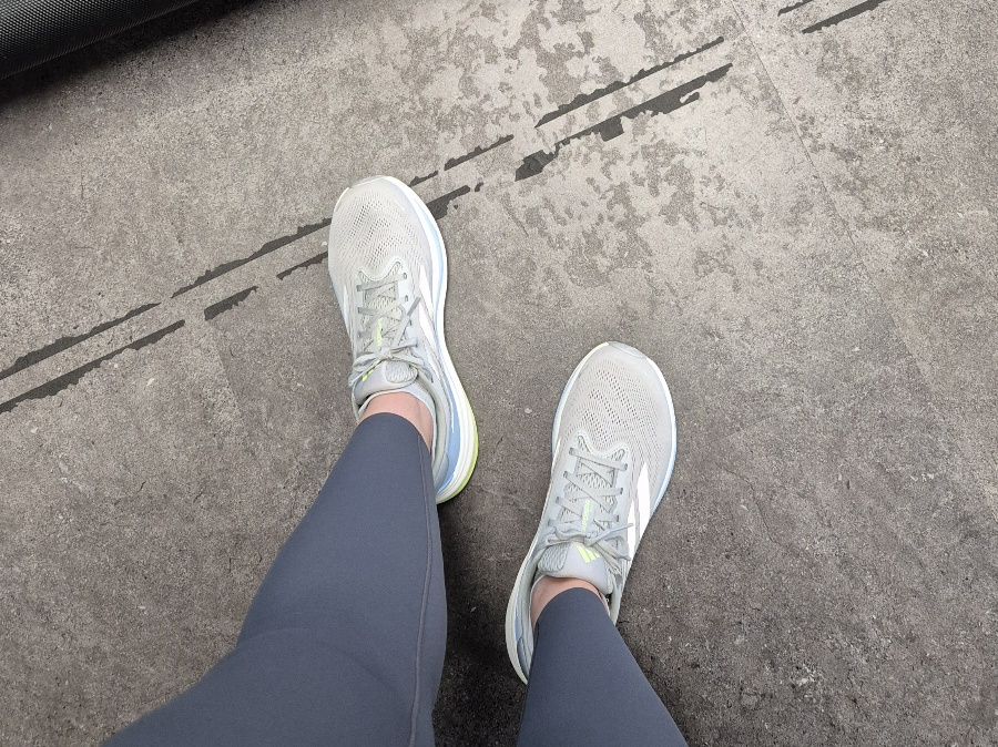 harmaat juoksukengat