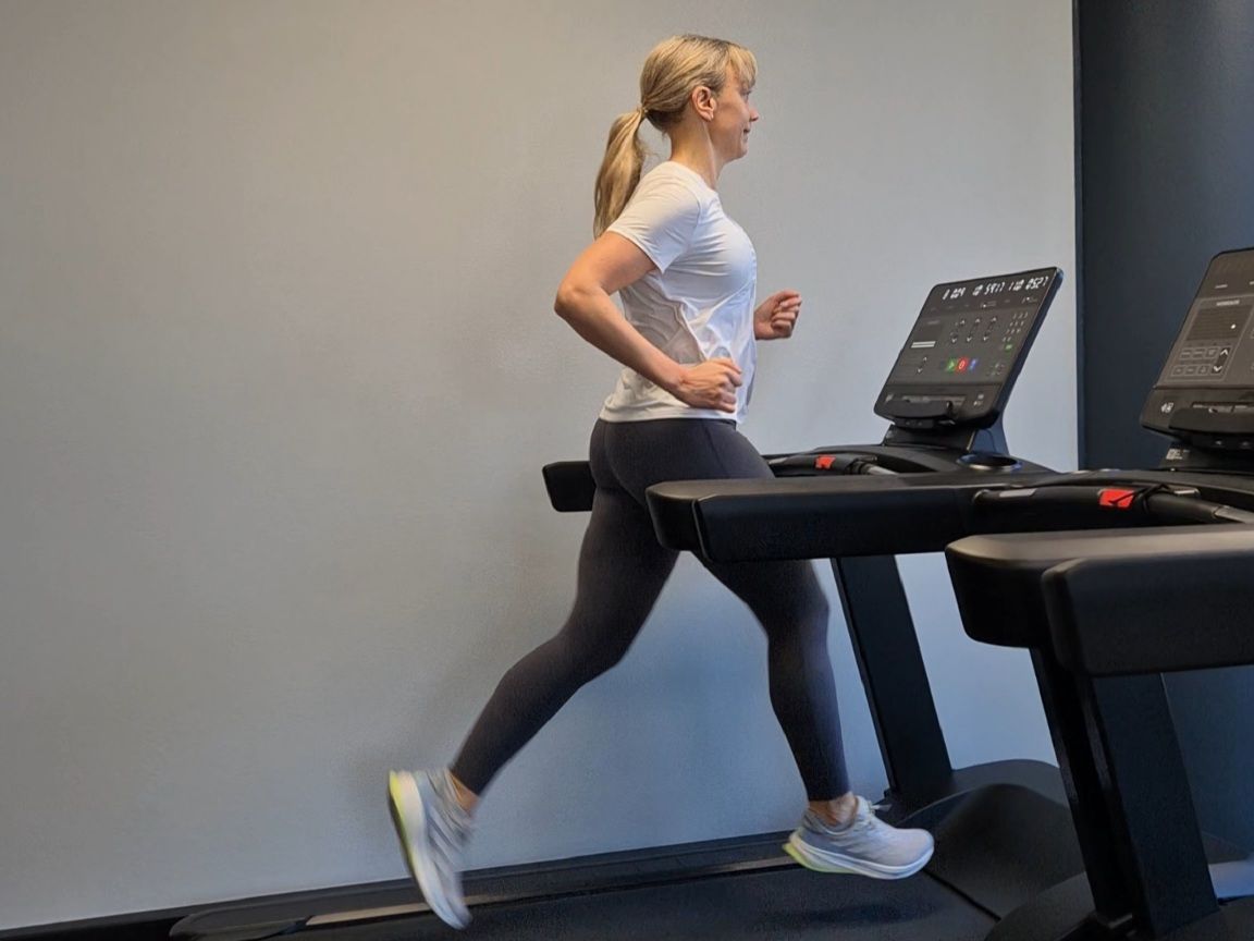 nainen juoksee juoksumatolla