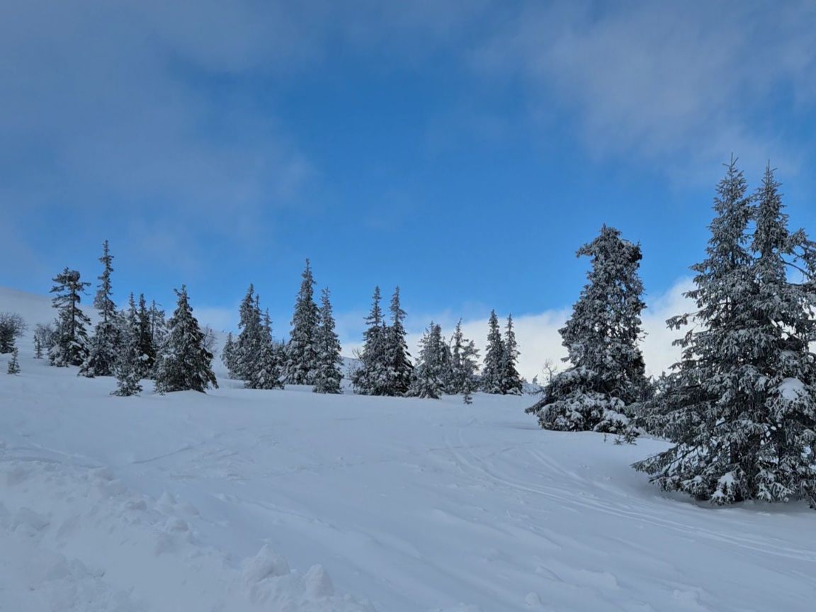 ohuita pilvia tunturin ylla