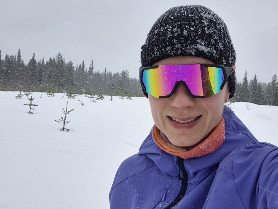 juoksija lumisessa maisemassa