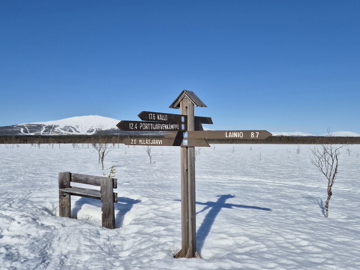 tienviitta ladulla ja takana kohoaa yllastunturi