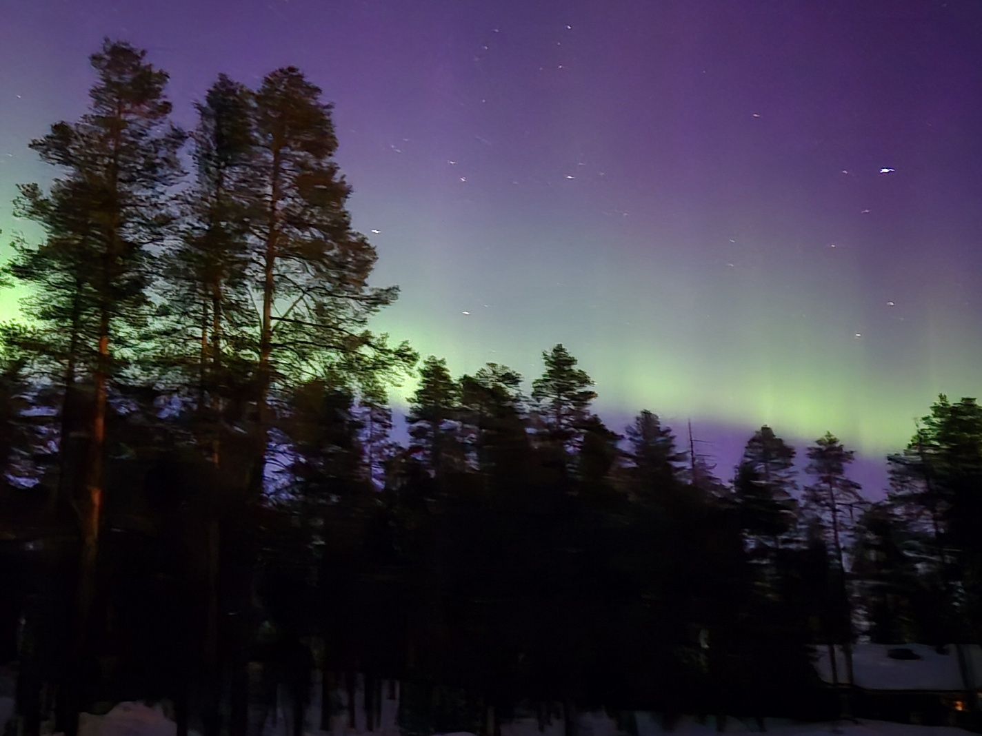 vihreana hehkuvat revontulet yllaksen taivaalla