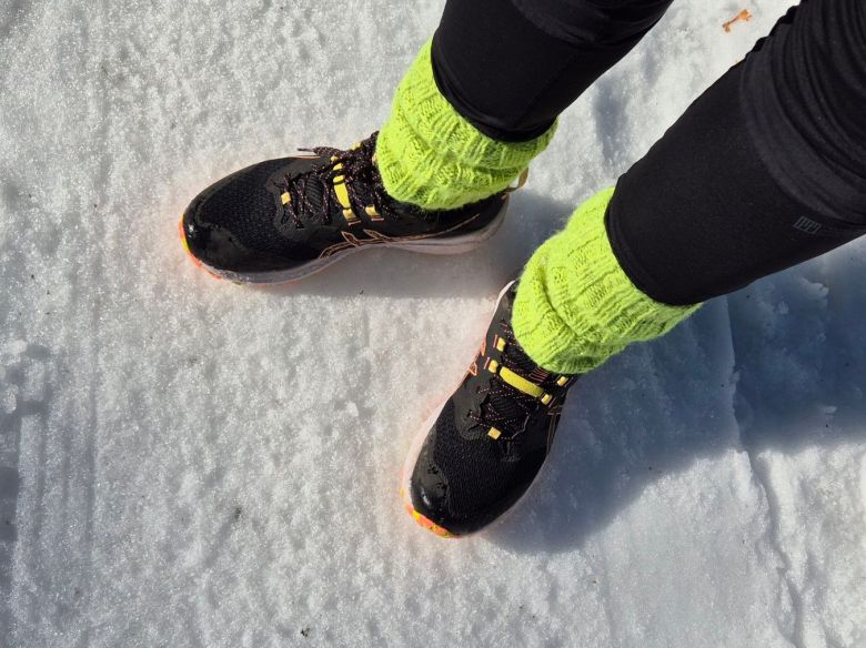 asicsen polkujuoksukengat ja villassarystimet