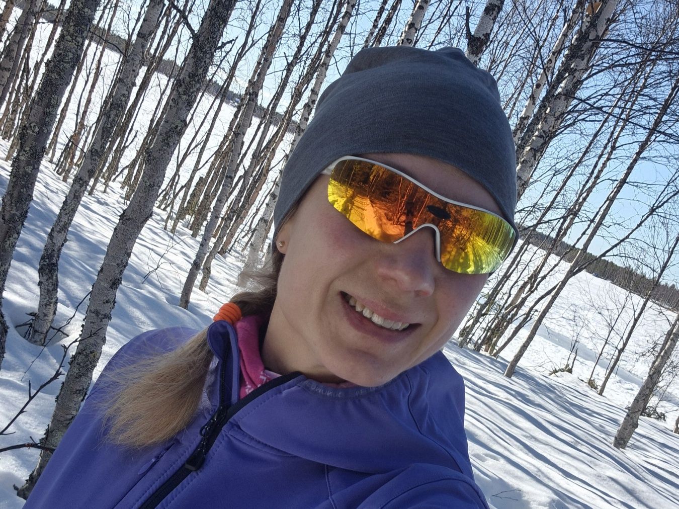 juoksija koivumetsassa talvella