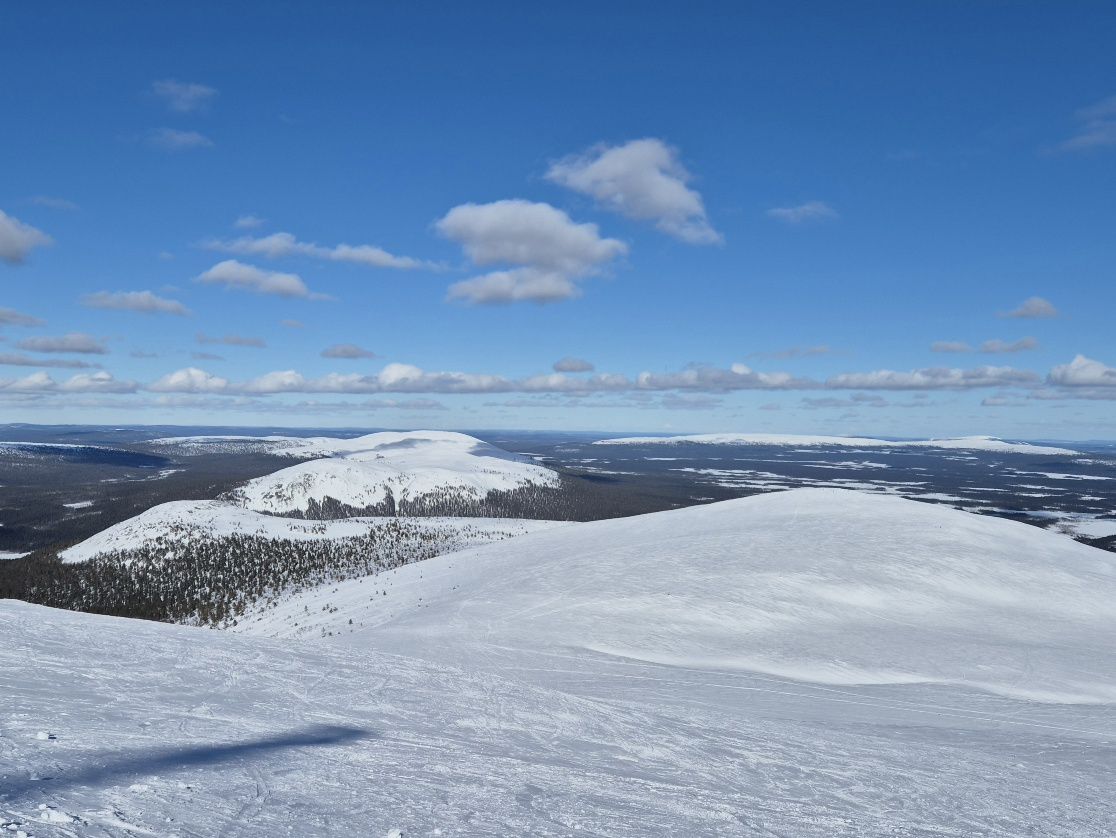 poutapilvia tunturien ylla yllaspallaksen kansallispuistossa