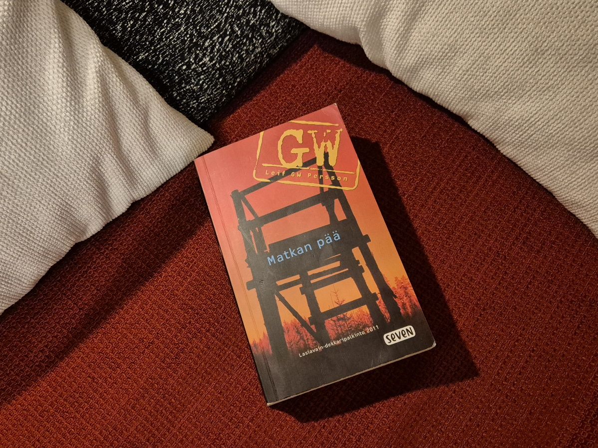 ruotsalainen dekkari sohvalla