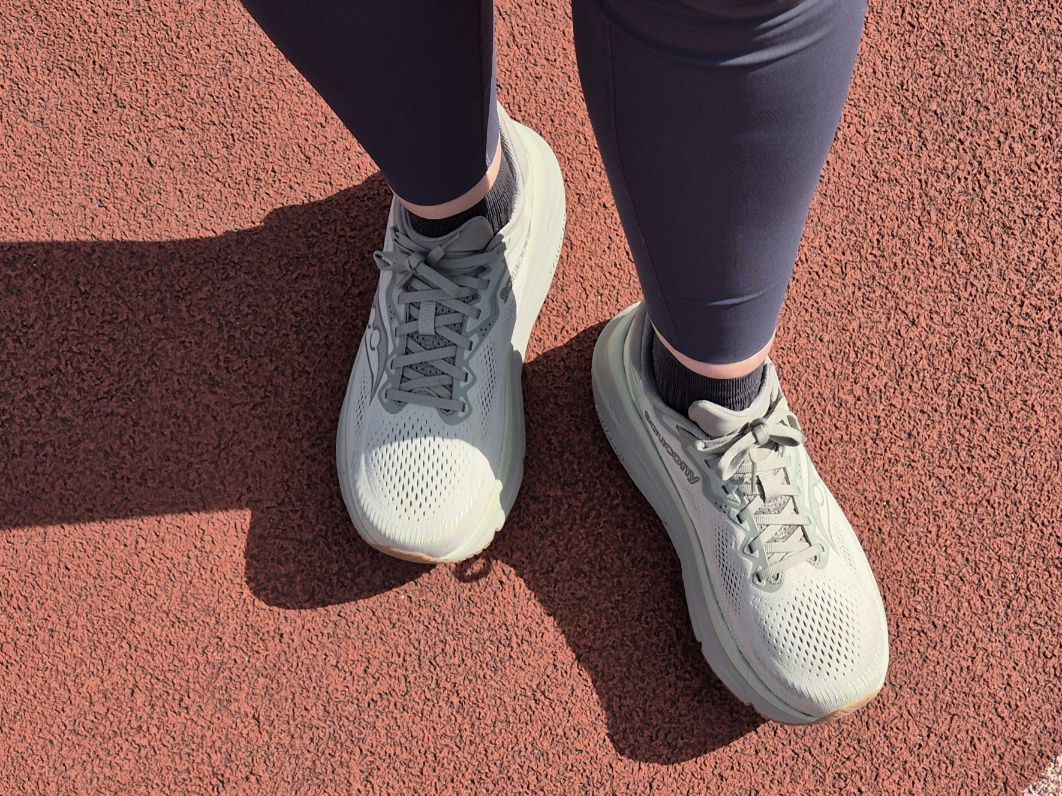 vaalean vihreat lenkkarit juoksijalla jalassa ja alustana punainen tartan