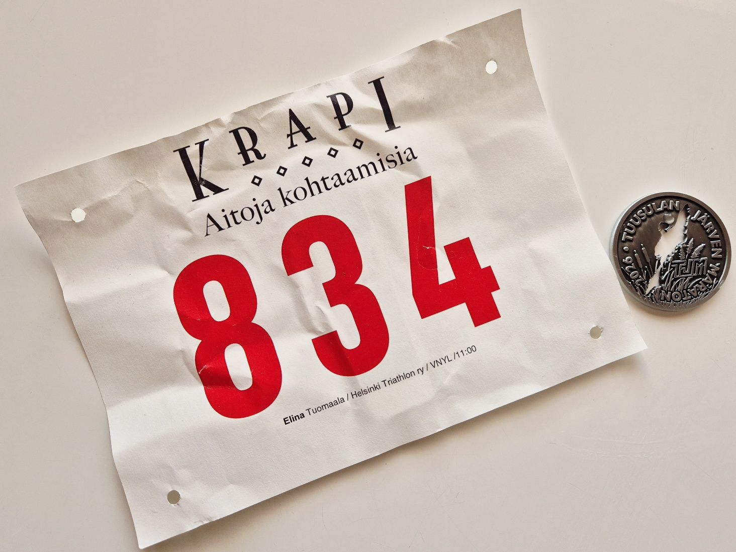 bib eli juoksunumero ja vieressa osallistujamitali